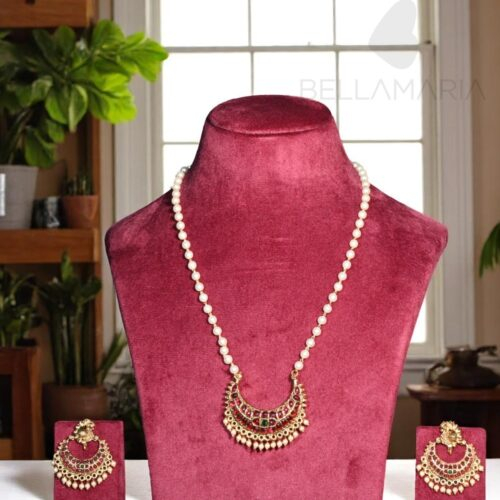 CHANDRAKALA PENDANT IN PEARL CHAIN-NE0042